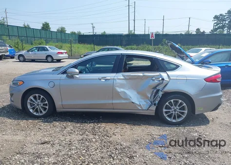 2020 Ford Fusion Plug-In Hybrid Titanium z USA, uszkodzony, nr VIN 3FA6P0SU9LR142377